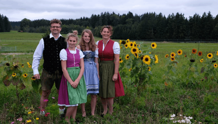 Familie vor der Wildblumenwiese